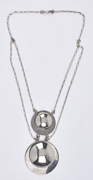 PIERRE CARDIN


Collier plastron en métal...