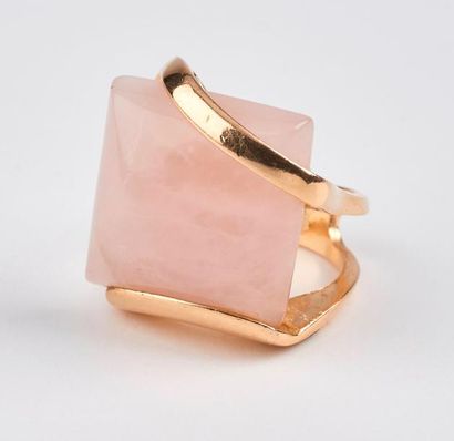 Importante bague en métal doré formée de...