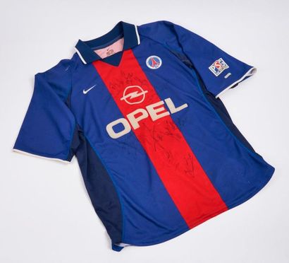 Maillot du Paris Saint-Germain. 

Signé par...