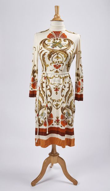 HERMES


Robe droite à col légèrement montant...