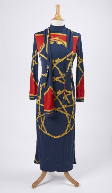 HERMES


Robe droite à col légèrement montant...