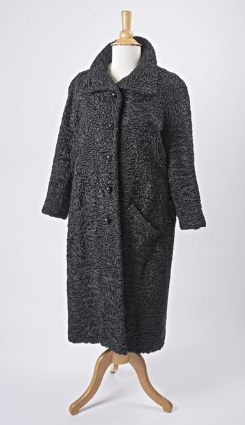REVILLON


Manteau en astrakan noir, à petit...
