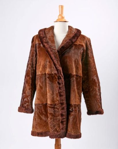 Yves SAINT LAURENT fourrures


Manteau court...