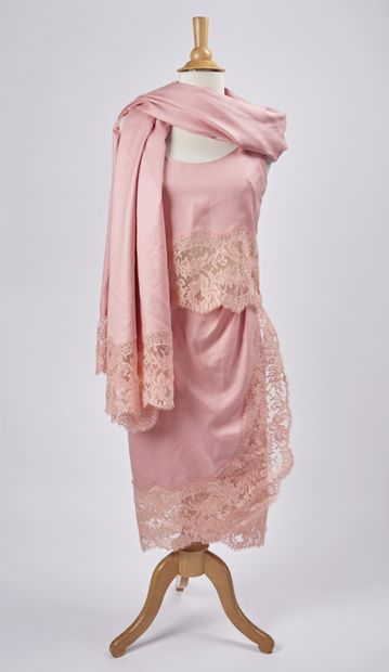 VALENTINO


Ensemble jupe, top et étole en...