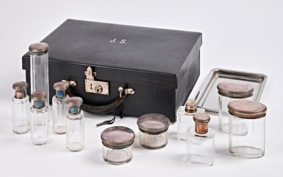 Nécessaire de toilette de voyage comprenant...