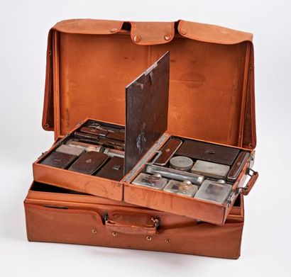 S.T. DUPONT.


Malle de voyage et sa housse...