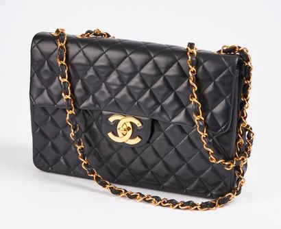 CHANEL, Timeless


Sac en cuir d'agneau noir...