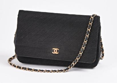 CHANEL


Sac à rabat 24 cm en cuir noir et...