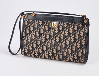CHRISTIAN DIOR


Petit sac à main de dame...