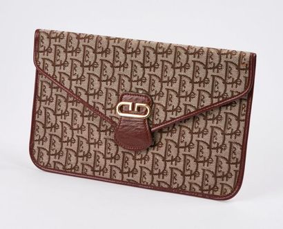 CHRISTIAN DIOR


Pochette de forme enveloppe...