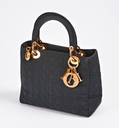 CHRISTIAN DIOR


Sac à main Lady Dior en...