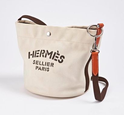 HERMÈS Paris, made in France


Sac porté...