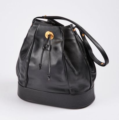 LANVIN


Sac de dame de forme seau en cuir...