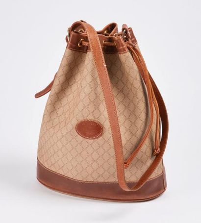 LONGCHAMPS


Sac seau en cuir naturel et...