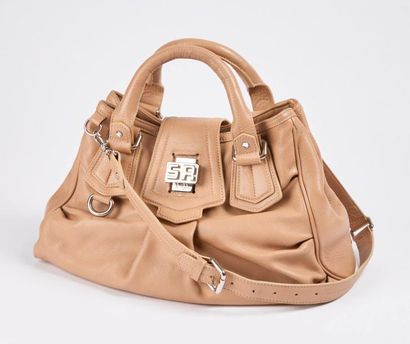 Sonia RYKIEL

Sac à main en cuir beige.
Taille...