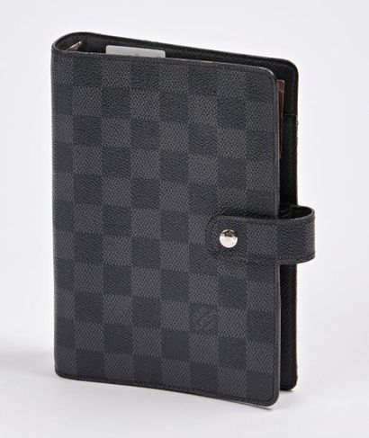 LOUIS VUITTON


Porte-agenda en toile damier...