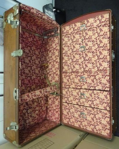 Malle cabine formant penderie en bois garni...