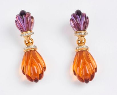 Paire de pendants d’oreilles en or jaune...