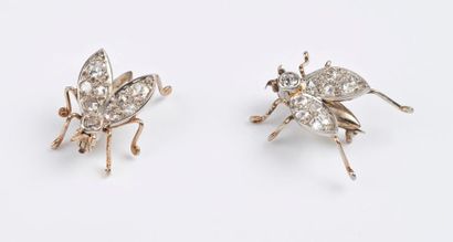 Paire de petites broches en platine (850)...
