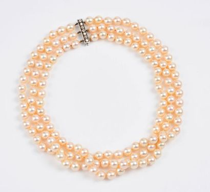 Collier chocker à trois rangs de perles blanches...
