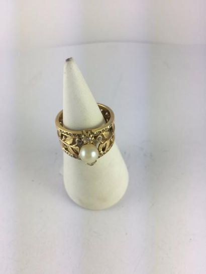 Bague en ors de couleurs (750) à décor ajouré...