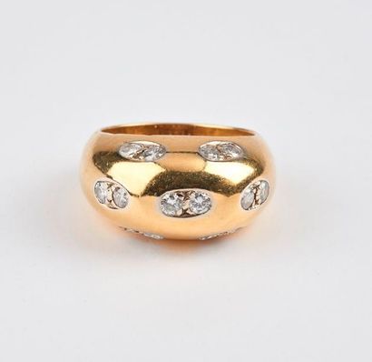 Petite bague jonc en or jaune (750) ornée...