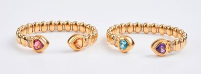 Paire de bracelets en or jaune (750) rigides...