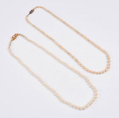 Deux colliers de perles blanches de culture...