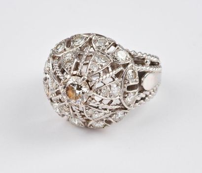 Bague dôme en platine (850) à motifs ajourés...