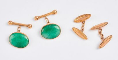 Deux paires de boutons de manchettes :

-...