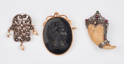 Lot comprenant :

- Une broche ornée d'un...
