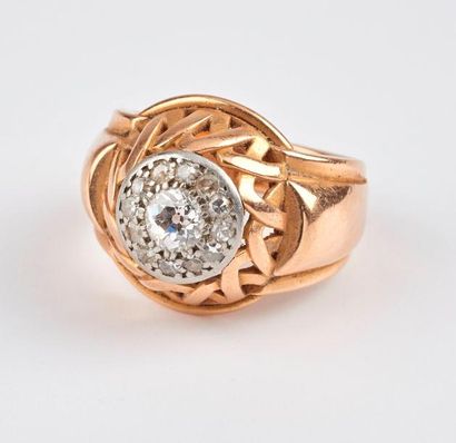 Importante bague en or jaune (750) et platine...