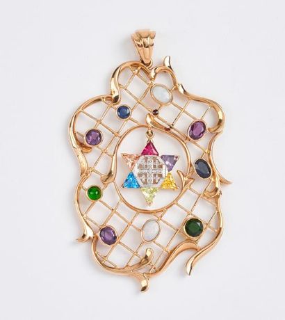 Important pendentif ajouré en or jaune (585)...