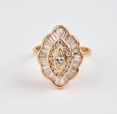 Bague marquise en or jaune (750) centrée...