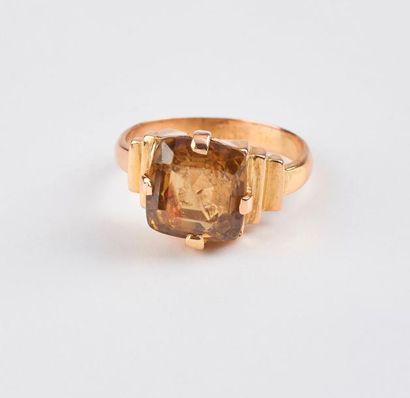 Bague en or jaune (750) ornée d'une pierre...