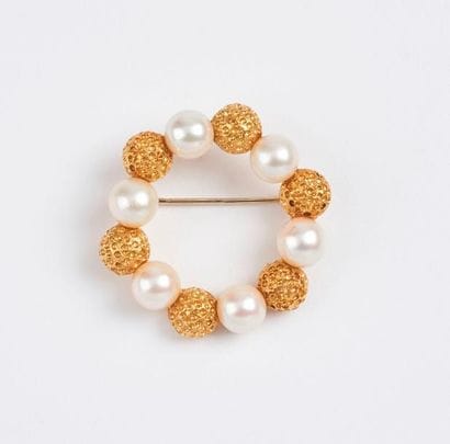 Broche en forme d'une couronne en or jaune...