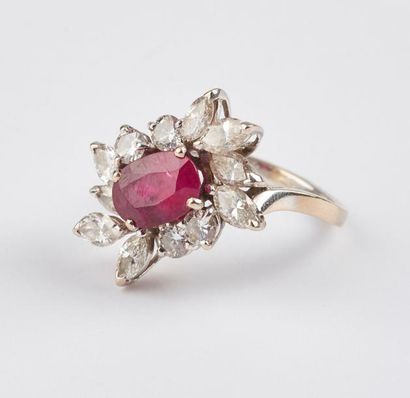 Bague en or gris (750) centrée d'un rubis...