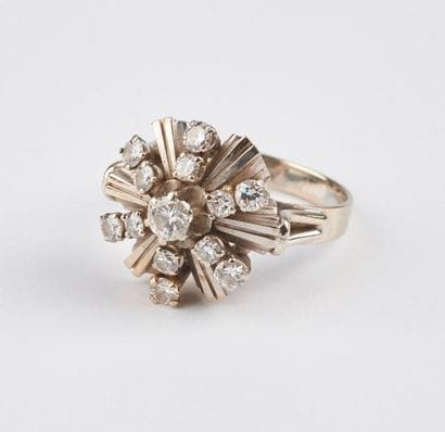 Bague fleur en or gris (750) ornée de petit...