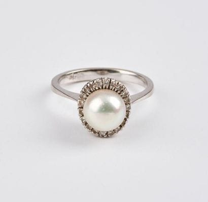 Bague en or gris (750) ornée d'une perle...