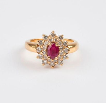 Bague fleur en or jaune (750) centrée d'un...