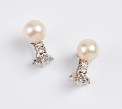 Paire de clips d'oreille en or gris (750)...
