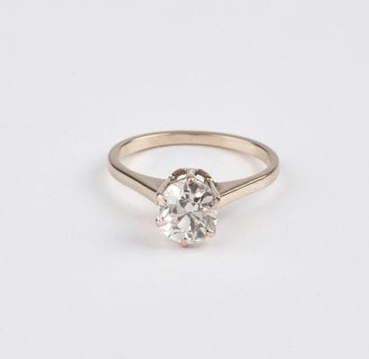 Bague solitaire en or gris (750) ornée d'un...