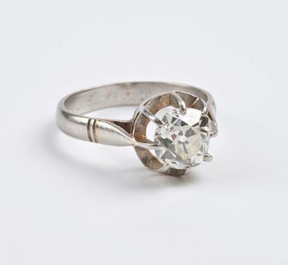 Bague solitaire en platine (850) ornée d'un...