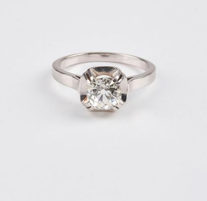 Bague solitaire en or gris (750) et platine...