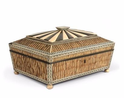 INDE
Coffret à couture rectangulaire en sarcophage...