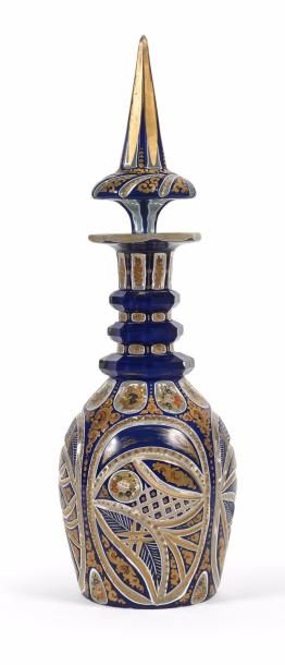 Grande carafe à col orné de trois bagues...