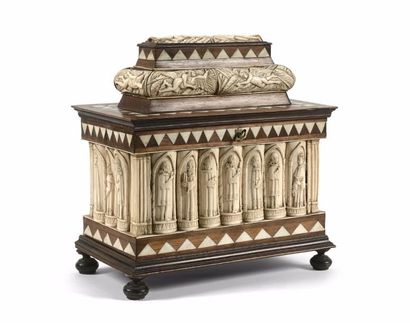 ITALIE
Grand coffret en cassone en bois brun...