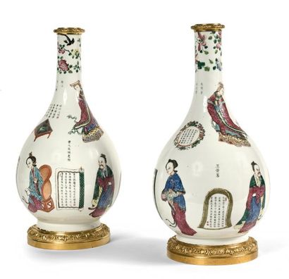 CHINE
Paire de vases de forme gourde en porcelaine...