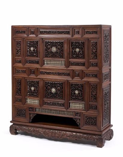 CHINE
Cabinet à quatre portes et une large...