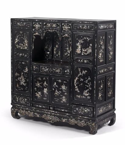 CHINE
Petit cabinet en bois exotique sombre...